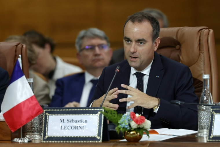 Sébastien Lecornu s'exprime lors d'une séance de travail avec des ministres marocains