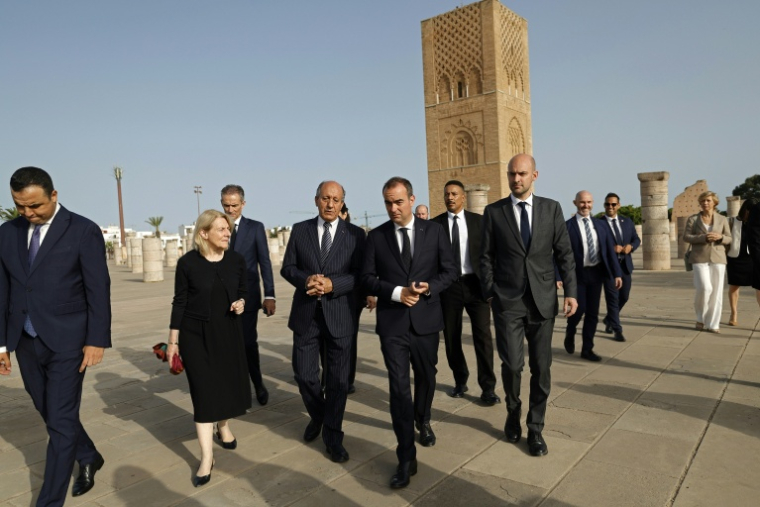 Sébastien Lecornu et sa délégation devant le Mausolée royal de Rabat