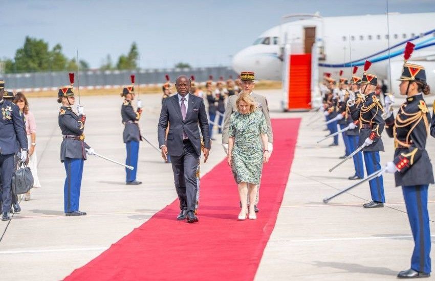 Le président Oligui Nguema et la ministre française de la culture lors d’un échange officiel
