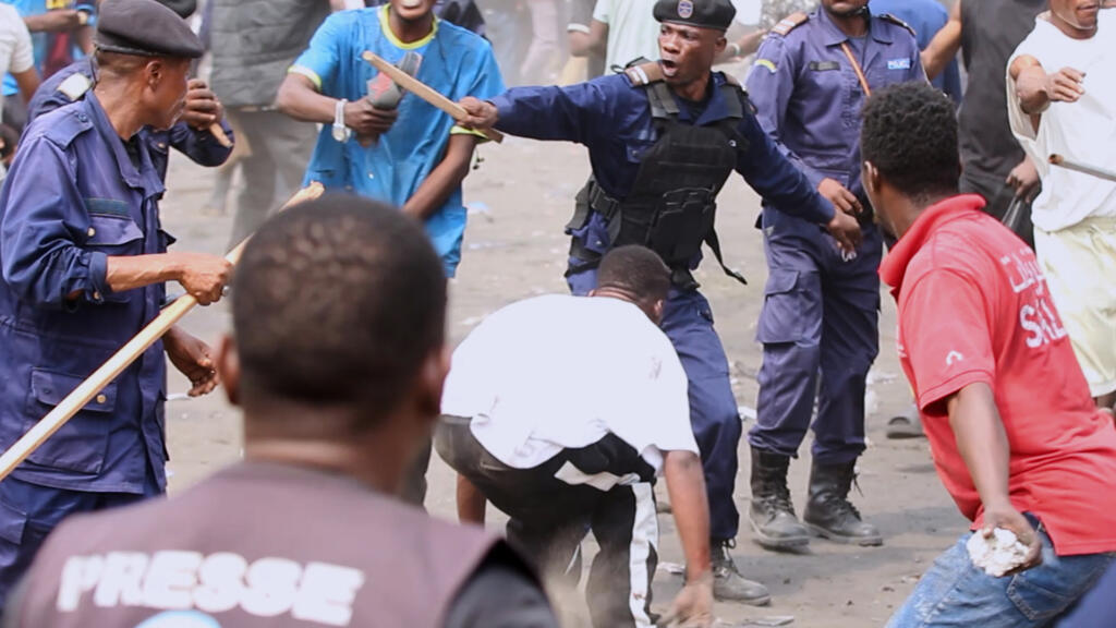 Affrontements entre forces de l'ordre et manifestants à Kinshasa en juin 2026, illustrant les tensions autour d'un projet de révision constitutionnelle
