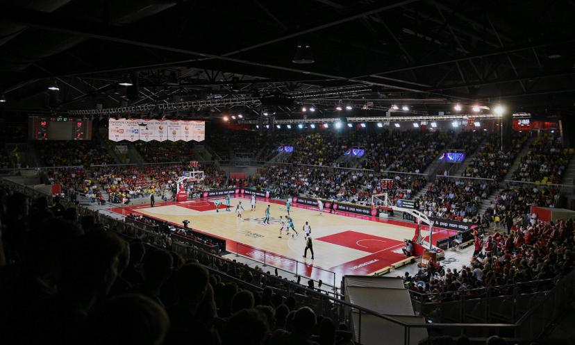 Vue du stade Rhenus Sport de Strasbourg, prêt à accueillir le choc entre le RC Strasbourg et le Galatasaray SK