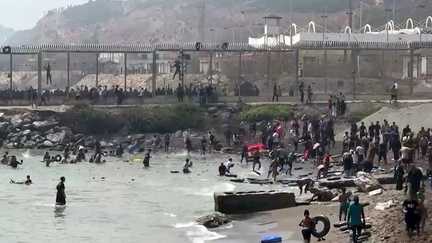 Des migrants traversant à la nage pour rejoindre Ceuta, enclave espagnole frontalière au Maroc, le 30 juillet 2026.