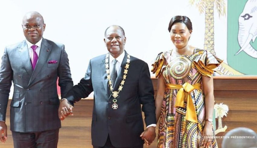 Le président gabonais Oligui Nguema et son épouse en compagnie du président ivoirien Alassane Ouattara lors d'une cérémonie officielle