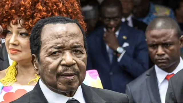 Paul Biya lors d'une de ses dernières apparitions publiques au Cameroun, entourée de responsables camerounais et de son épouse, Chantal Biya.