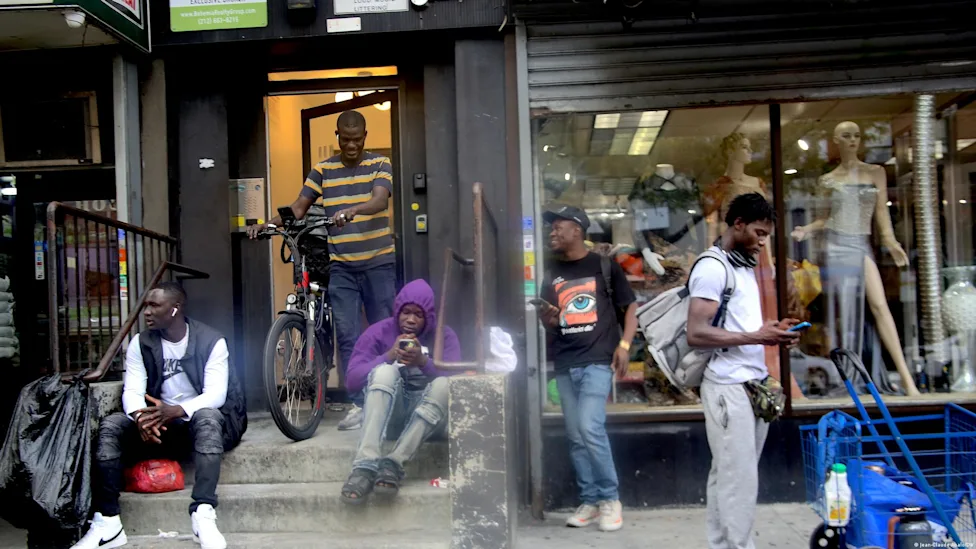 Groupe de migrants en discussion avec un avocat