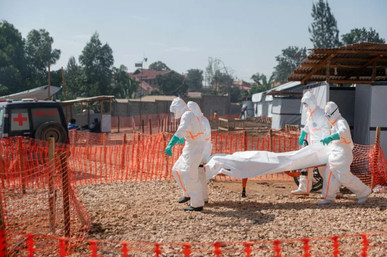 Professionnel de santé en combinaison de protection lors de la lutte contre Ebola en RDC