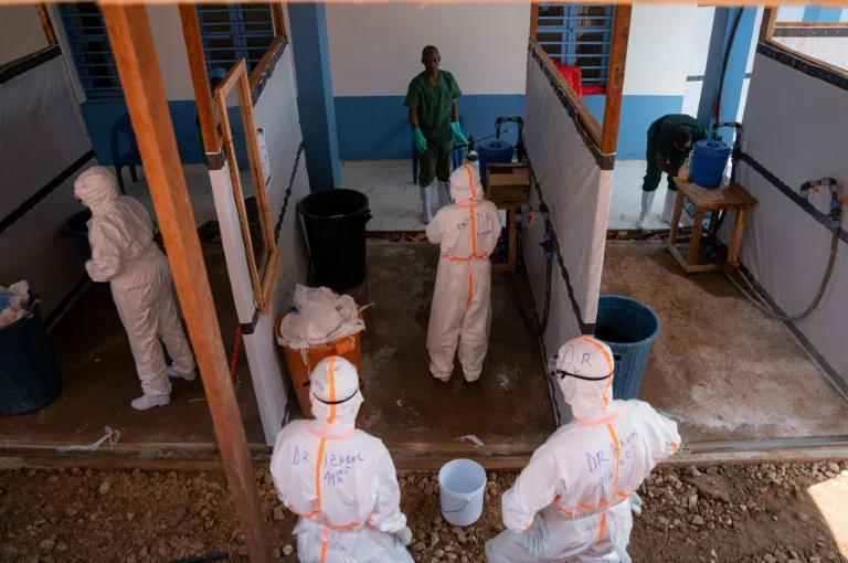Soignants en blouse médicale discutant dans un hôpital de RDC