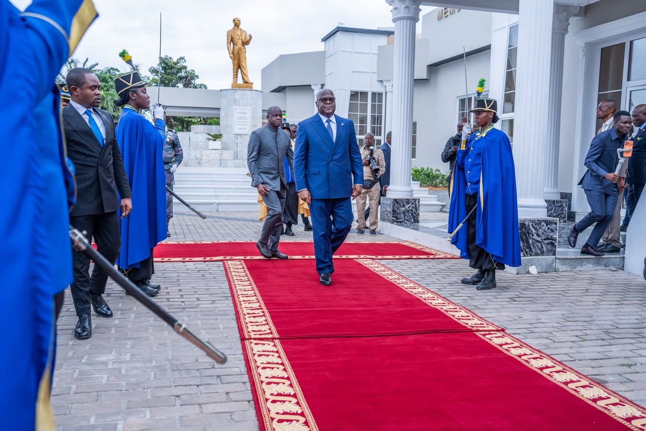 Félix-Antoine Tshisekedi et Brice Clotaire Oligui Nguema lors d'une cérémonie officielle