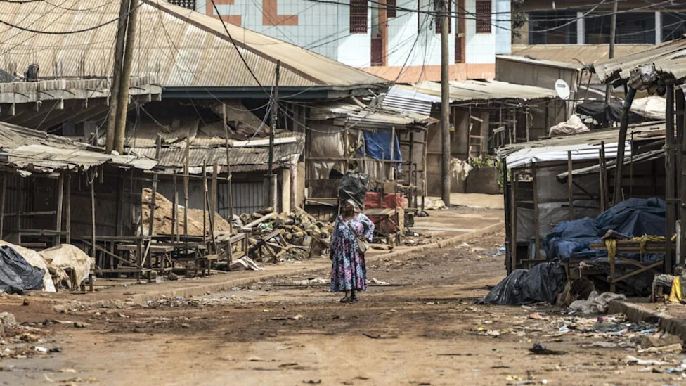 Forces de sécurité en patrouille dans les rues de Bamenda, Cameroun