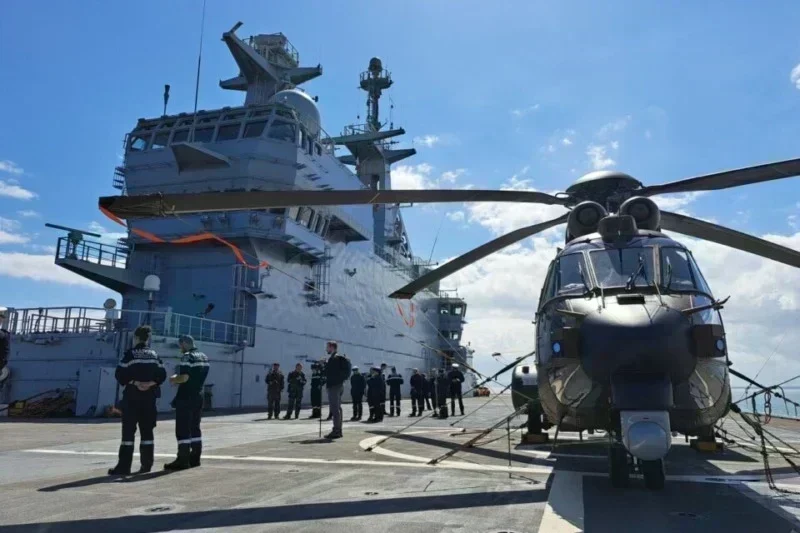 Le porte-hélicoptères Mistral à quai dans le port de Dakar